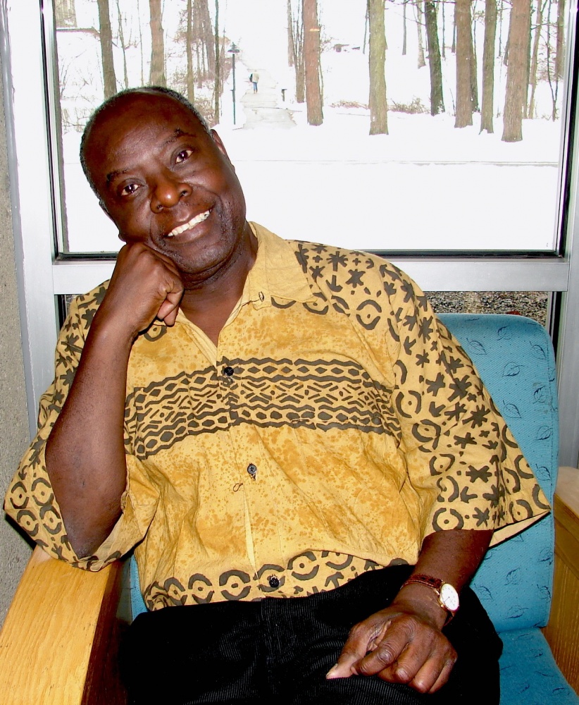 Emmanuel Dongala che dialoga con degli studenti, nel semestre invernale del 2006, nella biblioteca dell'università dove insegna, il Bard College at Simon's Rock (Great Barrington, Massachusetts).