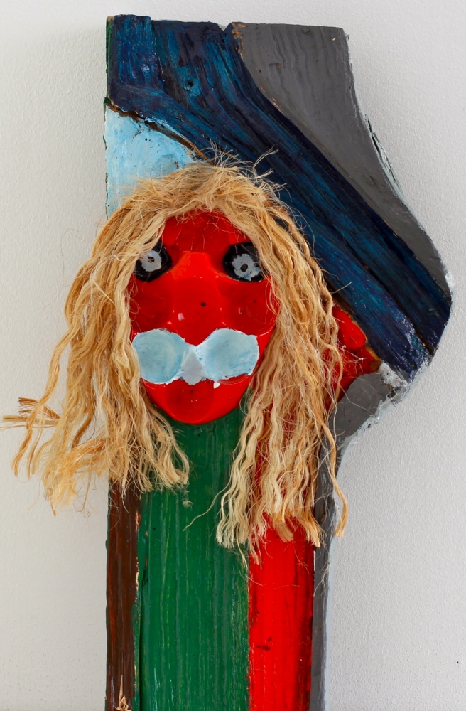 Maschera fabbricata dal trovatore bernese Markus Traber (1946-2010), Masque, 2005, Legno dipinto (su ramo grezzo, con tazze di plastica e spago), 33 X 17 cm.