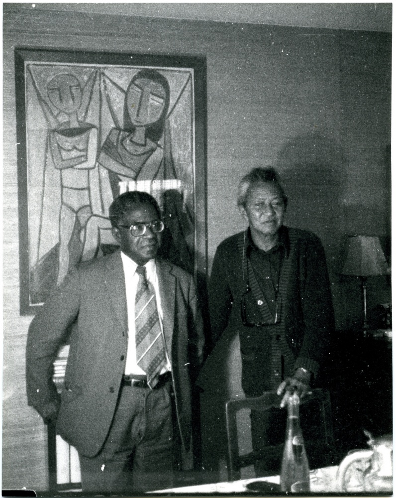 Aimé Césaire (linggs, mit Brülle), mit em Maler u Fründ Wifredo Lam 1977 z Chatillon. Der Wifredo Lam het scho di kubanischi Usgab vom Cahier 1943 illuschtriert.