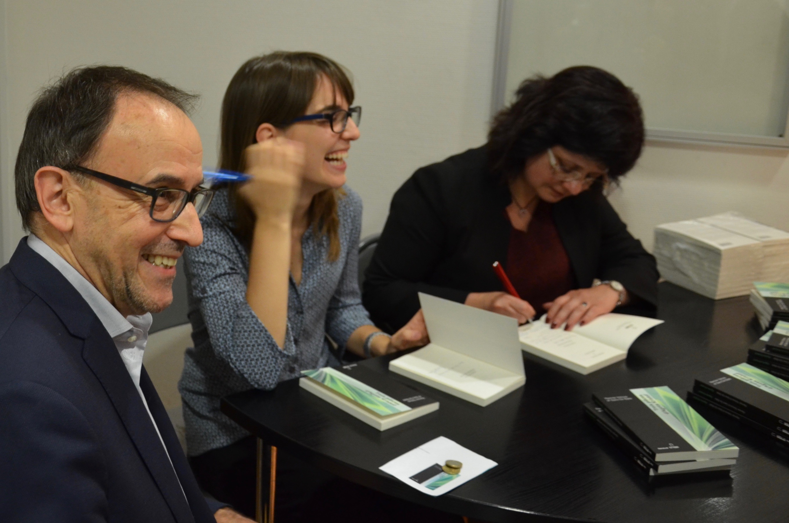 Philippe Garbani, Präsident von ACEL, mit Sara De Balsi und Rennie Yotova beim Signieren. 