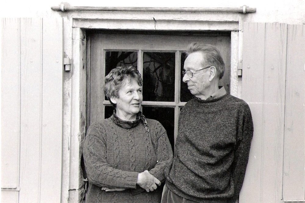 Philippe et Anne-Marie Jaccottet devant leur maison de Grignan, dans la Drôme provençale.