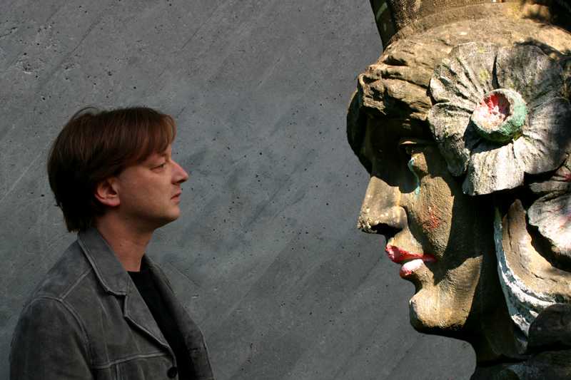 Patrick Amstutz face à Bienna, une idée autant qu’une sculpture : la langue française vivant au-delà de ses marges natives (Bienna est une sculpture art nouveau de Walter Müller-Glinz).