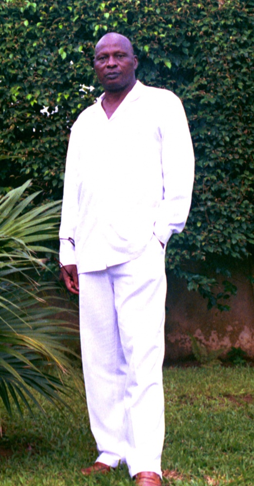 Ahmadou Kourouma nel suo giardino, fotografato da Jean Ouédraogo, il 26 marzo 1997.