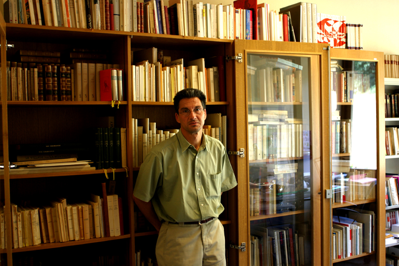 Daniel Maggetti nel suo ufficio al Centro ricerche di letteratura romanda, che dirige all'interno della Facoltà di Lettere dell'Università di Losanna (sede di Dorigny).