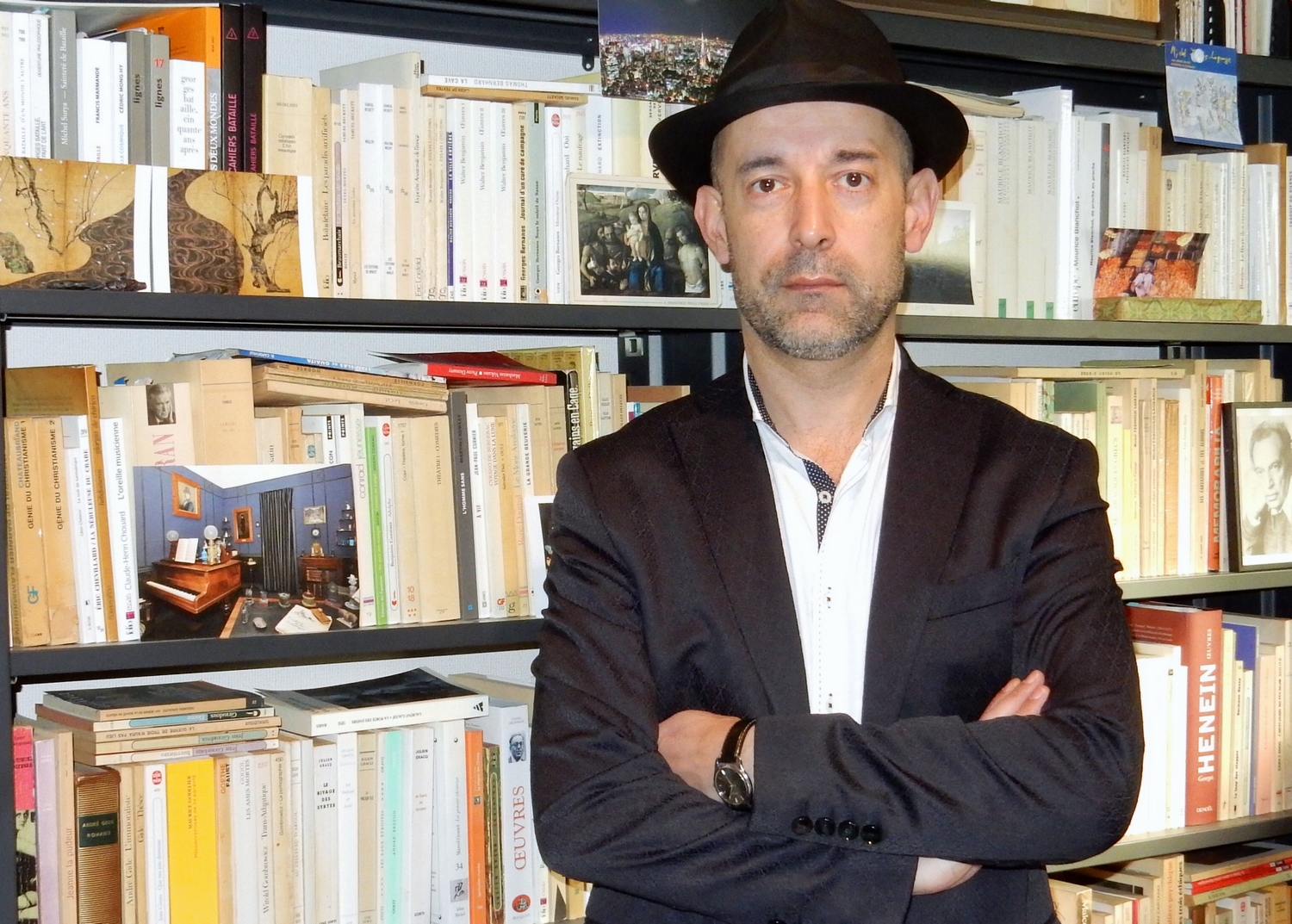 Vincent Teixeira davanti alla sua biblioteca privata, a Fukuoka (Giappone), il 2 marzo 2016.