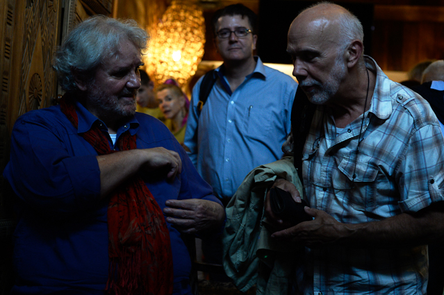 Gabby Marchand en discussion avec, au centre, en chemise bleue, Alberto Roncaccia, professeur à l’Université de Lausanne et passeur de Giauque en Suisse italienne.